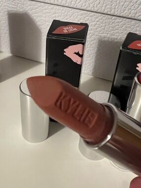 Kylie Jenner Lipstick in Dulce De Leche